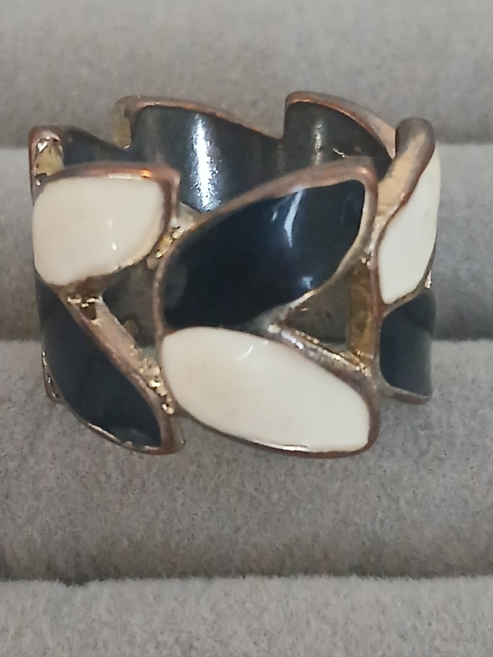 Black and White Enamel Leaf Ring - Unbranded